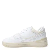 Championes urbanos blancos con detalles en rojo y gris.