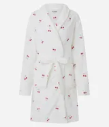 Bata de baño de corte regular confeccionada en tejido fleece de tacto suave y aspecto peludo. Presenta diseño de manga larga, abertura frontal con lazo ajustable en la cintura y bolsillos laterales. Cuenta con un estampado integral de cerezas sobre fondo blanco.