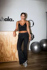 Legging de tiro alto con faja extensible que permite doblarla hacia la cadera, confeccionado en lycra mate sin frunce.