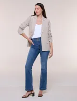 Blazer de lino y algodón color beige con diseño de rayas diplomáticas blancas, solapa clásica, cierre de un botón frontal y bolsillos laterales con solapa.