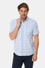 Camisa sport de manga corta a cuadros, color celeste, con cuello abotonado y cierre frontal con botones.