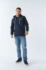 Buzo canguro de algodón color azul marino, con capucha ajustable mediante cordones blancos, manga larga y logo de la marca Mistral estampado en el pecho.