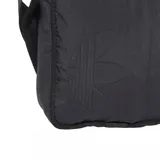 Bolso tipo morral Adidas de color negro, con diseño compacto y correa ajustable. Presenta el logo del trébol de la marca grabado en relieve en la parte frontal y un cierre metálico distintivo.