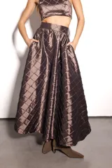 Falda larga marrón de tafeta con diseño de rombos bordados, corte acampanado y bolsillos laterales.