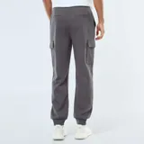 Pantalón de jogging gris con bolsillos cargo laterales y tobillos ajustados.