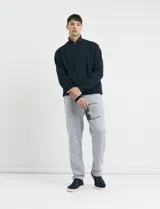 Pantalón jogging de corte recto, confeccionado en tejido circular con cintura elástica ajustable mediante cordón al tono y bolsillo tipo parche lateral.