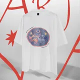 Remera blanca de corte holgado con estampa central en forma ovalada que incluye dragones, estrellas y un ojo, acompañada por el texto 'No Art Uruguay' y 'Castillo de Piria'.