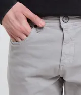 Pantalón skinny de sarga color beige, de corte ajustado y tiro medio, con bolsillos laterales y traseros de la marca Blue Steel.
