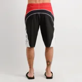 Short de baño tipo boardshort O'Neill modelo Superfreak Y2k, en combinación de colores negro, rojo y blanco, con diseño geométrico y cordón de ajuste en la cintura.