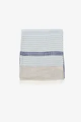 Pashmina rectangular con diseño a rayas horizontales en tonos celeste, azul y beige.