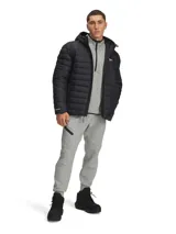 Campera puffer Under Armour con tecnología UA Storm repelente al agua. Presenta diseño acolchado, capucha ajustable, cierre frontal completo, bolsillos laterales con cremallera y logo de la marca estampado en el pecho.