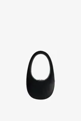 Cartera de cuero de ternero en color negro, diseño estructurado y minimalista de forma ovalada con asa integrada y cierre de cremallera en la parte inferior.