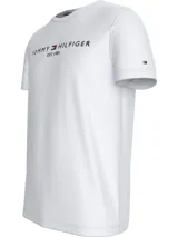 Remera de cuello redondo confeccionada en algodón, con el logo de la marca bordado en el pecho.