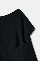 Jersey negro de punto con cuello asimétrico, manga ancha y diseño de capa superpuesta.