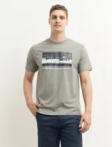 Remera verde con estampa rectangular de fotografía en blanco y negro en el frente.