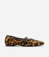 Zapatilla estilo Mary Jane de cuero con estampado animal print, punta redondeada y tira en el empeine con hebilla metálica dorada.