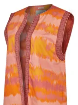Chaleco sin mangas estilo boho, con estampado de ondas en tonos naranja, rosado y amarillo. Presenta bordes con detalles geométricos en color bordó y cierre frontal abierto.