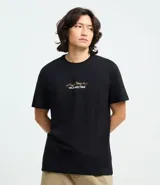 Remera de algodón color negro con cuello redondo y manga corta. Presenta un pequeño estampado gráfico en el centro del pecho con la frase 'Wild and Free'.