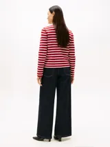 Cárdigan de punto a rayas horizontales rojas y blancas, con cuello camisero blanco, cierre frontal con botones dorados y bolsillos de parche.