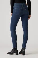 Pantalón de jean azul oscuro, corte skinny, tiro medio, con tecnología Tummy-Slimming y Levi's® Sculpt Hyper Soft.