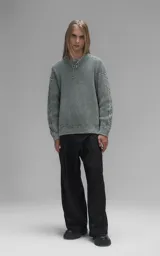 Sweater de cuello redondo con diseño de tejido texturizado en color verde y blanco. Presenta un calce relajado y terminaciones en punto rib en el cuello.