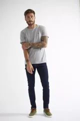 Jean de corte skinny para hombre, con diseño de cinco bolsillos, pasacintos y cierre frontal. Confeccionado en denim de tono azul claro con acabado lavado.