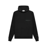 Hoodie negro de corte oversize con bolsillo canguro frontal. Presenta el logo 'ESSENTIALS FEAR OF GOD' estampado en el pecho y una etiqueta de goma con la marca en la capucha.