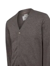 Cardigan de punto color marrón, con cuello en V, cierre frontal con botones y mangas largas. Presenta un diseño clásico y elegante con acabado suave.