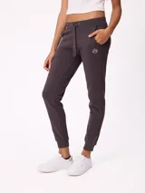 Babucha de algodón y poliéster en color gris oscuro, con cintura elástica ajustable mediante cordón, bolsillos laterales y cierre en los tobillos.