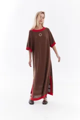 Vestido midi de punto color rojo con detalles en rosado contrastante en cuello, mangas y ruedo. Diseño holgado con mangas cortas y bordado sutil en el pecho.