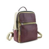 Mochila combinada color verde militar y mostaza, con doble bolsillo frontal y cierre de cremallera. Tiene asa de mano y correas regulables.