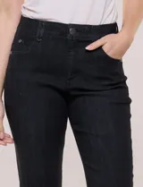 Jean recto de tiro alto de la marca Ruby Rd, color negro, confeccionado en denim elastizado. Cuenta con diseño clásico de cinco bolsillos, presillas para cinturón y cierre frontal con botón y cremallera.