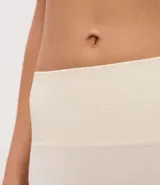 Bombacha de tiro alto confeccionada en poliamida seamless con textura acanalada y cintura elástica.