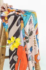 Pañuelo cuadrado de seda premium con estampado de diseño abstracto en colores vibrantes.