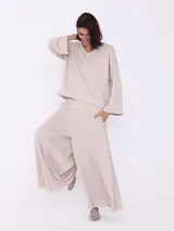 Pantalón palazzo color visón, de corte ancho y tiro alto.