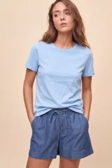 Remera básica marrón de manga corta, con cuello redondo y corte regular.