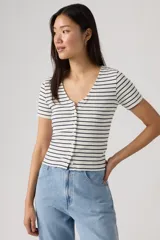 Remera de canalé a rayas horizontales blancas y azul marino, de manga corta, con escote en V y cierre frontal con botones.