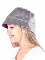 Sombrero tipo bucket de pana en color violeta, con costuras decorativas en el ala y forro interior en color gris.