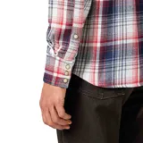 Camisa Wrangler de hombre, modelo Western, a cuadros en tonos rojo, azul y blanco.