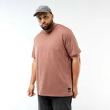 Remera de manga corta marrón, de corte holgado y escote en V, con pequeña etiqueta decorativa en el dobladillo inferior.