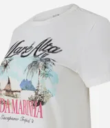 Remera de algodón blanca, de manga corta y cuello redondo, con estampa frontal inspirada en paisajes tropicales y detalles de lentejuelas.