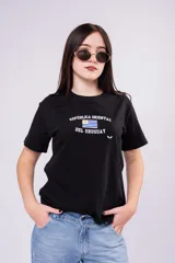 Remera blanca de algodón con cuello redondo y mangas cortas. Presenta un estampado frontal en color azul con la inscripción 'República Oriental del Uruguay' y la bandera nacional.