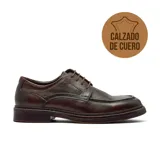 Zapato de vestir tipo derby, confeccionado en cuero vacuno texturizado de color marrón oscuro, con cordones al tono y suela de cuero con pespuntes visibles.