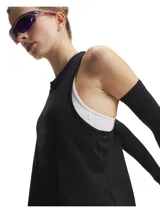 Musculosa deportiva Under Armour de corte holgado, confeccionada en tejido ligero y transpirable con diseño de espalda deportiva y bajo con aberturas laterales.