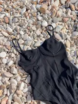 Traje de baño entero color azul vibrante, con textura tejida o gofrada. Diseño de vedetina con escote corazón y aro, tirantes finos ajustables y detalles de costura tipo corset en el torso.