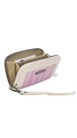 Billetera mediana con cierre perimetral, confeccionada en cuero sintético rosa y detalle central de tejido tipo telar con rayas verticales en amarillo, rosa y negro. Incluye correa de mano desmontable y placa metálica con logo de la marca.