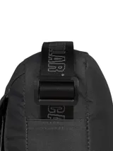 Bolso bandolera unisex color negro, marca CAT, modelo Explorer Shoulder. Cuenta con un compartimento principal con bolsillo interior, un bolsillo delantero con cordón para llavero, correa ajustable para el hombro y logo reflectante. Fabricado con poliéster ripstop reciclado.