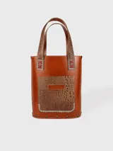 Matera de cuero color marrón con bolsillo exterior con estampado de cocodrilo. Interior forrado con compartimiento para el mate y bolsillo de cuero.
