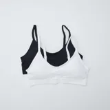 Pack de dos tops tipo bralette de tejido acanalado, uno en color blanco y otro en color negro, con breteles finos regulables.