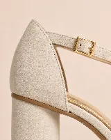Sandalia de plataforma con taco cilíndrico alto, confeccionada en gamuza color arena. Presenta un diseño de tiras cruzadas en el empeine, talón cubierto y cierre con pulsera ajustable al tobillo mediante hebilla metálica.